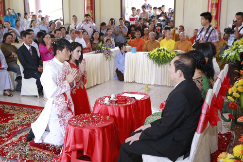Thủy Tiên - Công Vinh hạnh phúc trao nhẫn cưới - 7