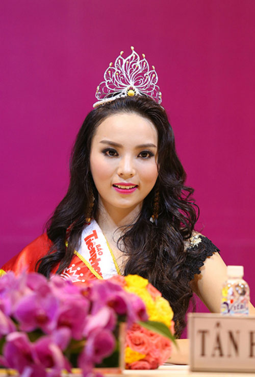 Lỗi trang điểm sao Việt quot;dínhquot; nhiều nhất 2014 - 14