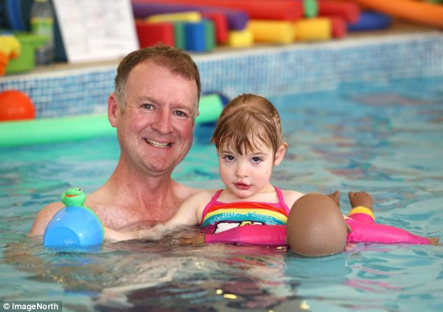 Mắc bệnh hiểm nghèo, bố kì công làm video gửi con gái - 2