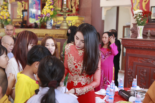 Thủy Tiên - Công Vinh hạnh phúc trao nhẫn cưới - 1