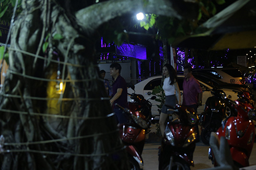 Công Vinh - Thủy Tiên đi ăn cùng bạn bè ngay sau đám cưới - 1