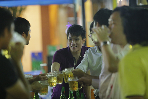 Công Vinh - Thủy Tiên đi ăn cùng bạn bè ngay sau đám cưới - 7