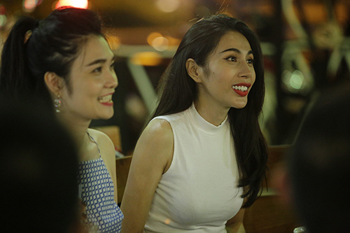 Công Vinh - Thủy Tiên đi ăn cùng bạn bè ngay sau đám cưới - 11