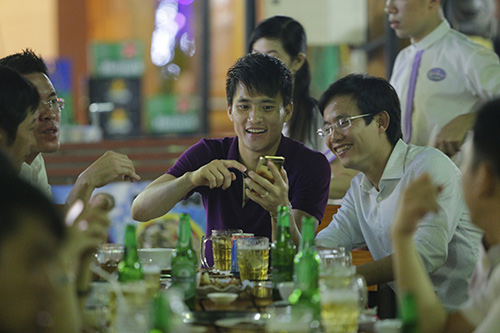 Công Vinh - Thủy Tiên đi ăn cùng bạn bè ngay sau đám cưới - 8