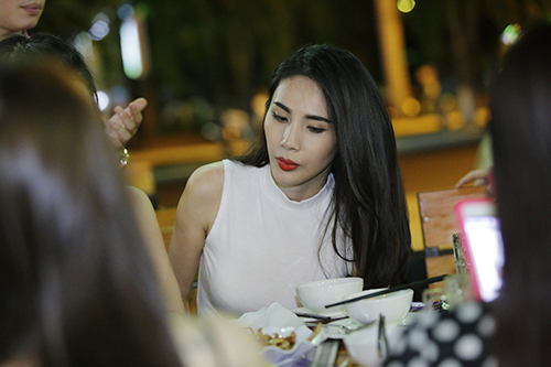 Công Vinh - Thủy Tiên đi ăn cùng bạn bè ngay sau đám cưới - 10