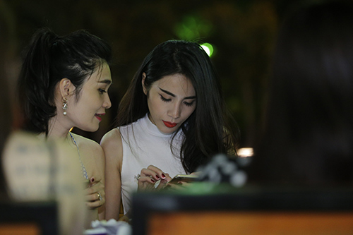 Công Vinh - Thủy Tiên đi ăn cùng bạn bè ngay sau đám cưới - 12