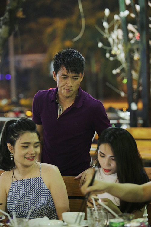 Công Vinh - Thủy Tiên đi ăn cùng bạn bè ngay sau đám cưới - 13