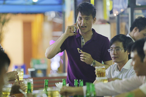 Công Vinh - Thủy Tiên đi ăn cùng bạn bè ngay sau đám cưới - 9