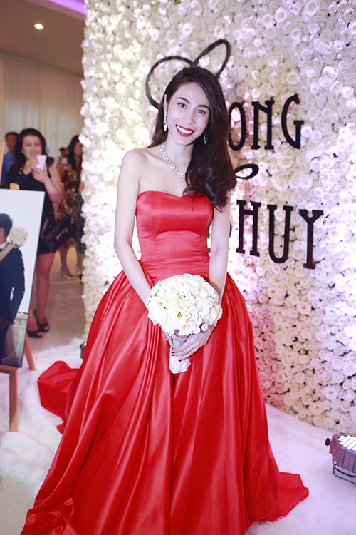 Thủy Tiên diện 3 váy cưới hoành tráng trong hôn lễ - 2