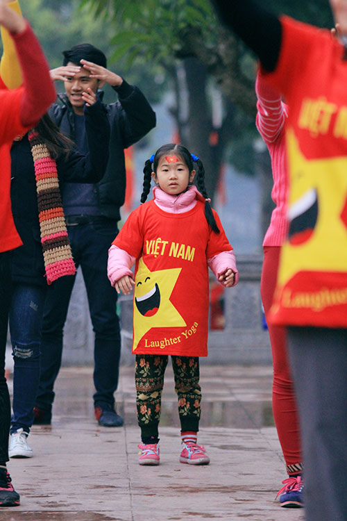 Hàng trăm người mặc áo cờ Tổ quốcquot;chàoquot; năm mới 2015 - 7