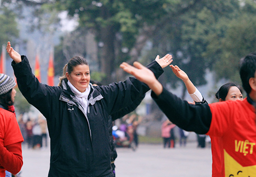 Hàng trăm người mặc áo cờ Tổ quốcquot;chàoquot; năm mới 2015 - 8