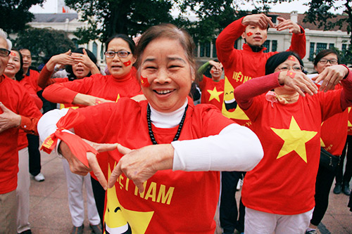 Hàng trăm người mặc áo cờ Tổ quốcquot;chàoquot; năm mới 2015 - 5