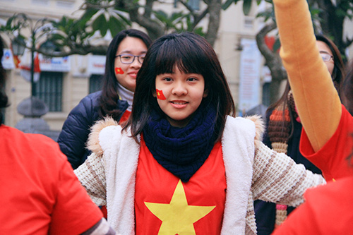 Hàng trăm người mặc áo cờ Tổ quốcquot;chàoquot; năm mới 2015 - 6