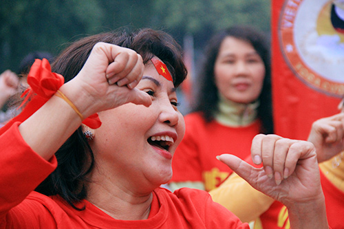 Hàng trăm người mặc áo cờ Tổ quốcquot;chàoquot; năm mới 2015 - 11