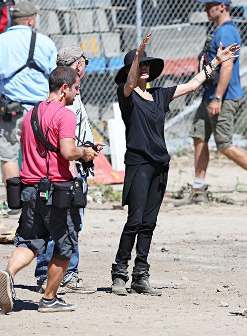 Angelina Jolie gầy trơ xương vì nhịn ăn để làm phim - 2