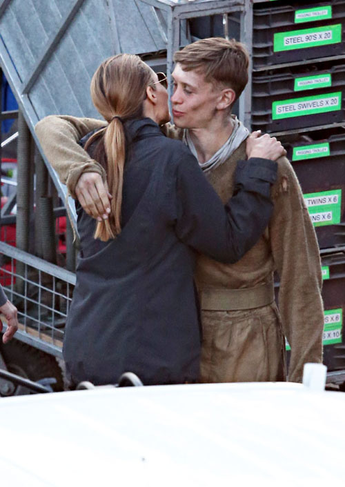 Angelina Jolie gầy trơ xương vì nhịn ăn để làm phim - 4