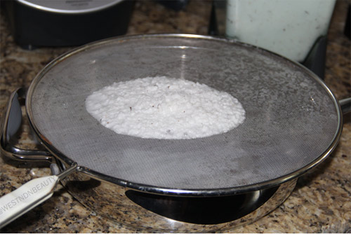 Mách mẹ cách làm dầu dừa trị má nẻ cho bé yêu - 3