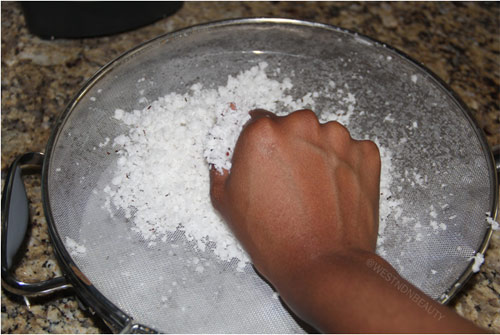 Mách mẹ cách làm dầu dừa trị má nẻ cho bé yêu - 4