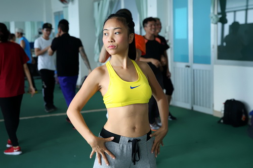 Đoan Trang khoe eo thon gợi cảm quot;gái một conquot; - 2
