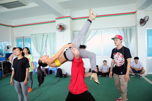 Đoan Trang khoe eo thon gợi cảm quot;gái một conquot; - 4