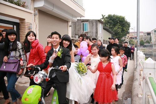 Thích thú màn rước dâu bằng xe đạp điện - 1