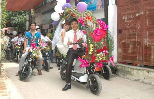 Thích thú màn rước dâu bằng xe đạp điện - 3