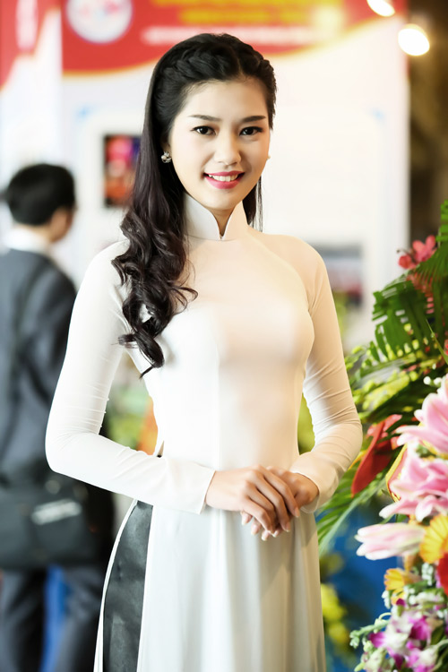 Top 5 HHVN 2014 đẹp dịu dàng trong tà áo dài - 4