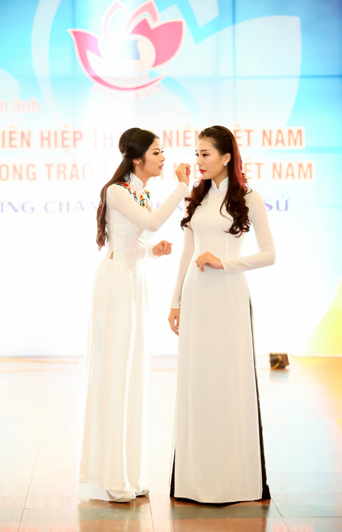 Top 5 HHVN 2014 đẹp dịu dàng trong tà áo dài - 3