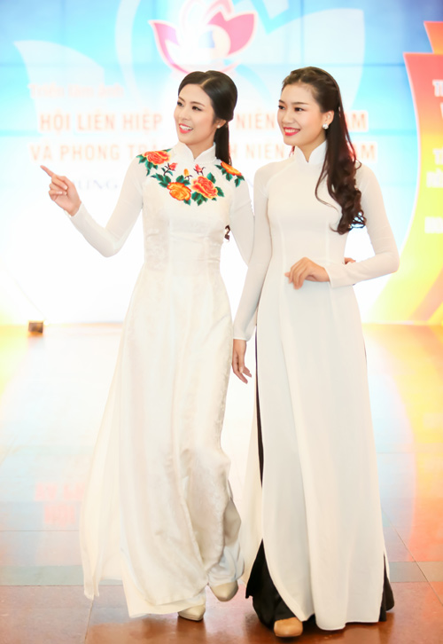 Top 5 HHVN 2014 đẹp dịu dàng trong tà áo dài - 2