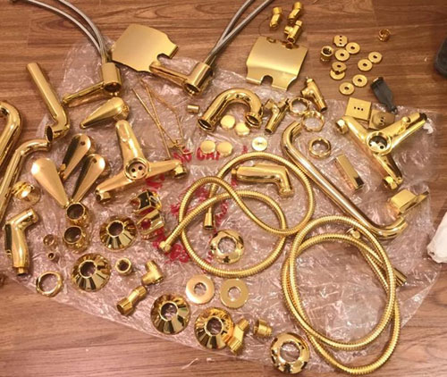 Ông chủ Kỷ Mùi dát vàng cả nhà tặng vợ con - 2