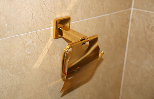 Ông chủ Kỷ Mùi dát vàng cả nhà tặng vợ con - 6