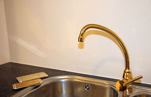 Ông chủ Kỷ Mùi dát vàng cả nhà tặng vợ con - 14