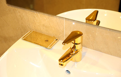 Ông chủ Kỷ Mùi dát vàng cả nhà tặng vợ con - 12