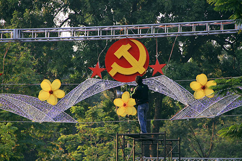 Thủ đô Hà Nội rực rỡ cờ hoa chào năm mới 2015 - 12