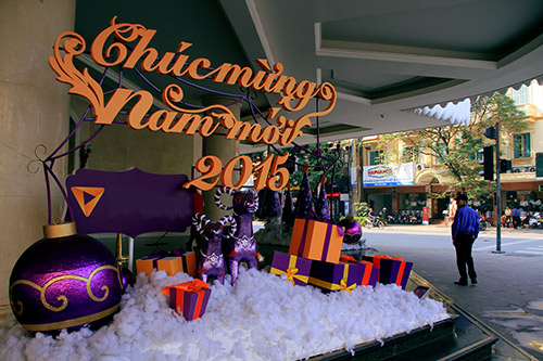 Thủ đô Hà Nội rực rỡ cờ hoa chào năm mới 2015 - 2