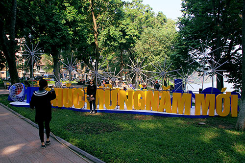 Thủ đô Hà Nội rực rỡ cờ hoa chào năm mới 2015 - 5