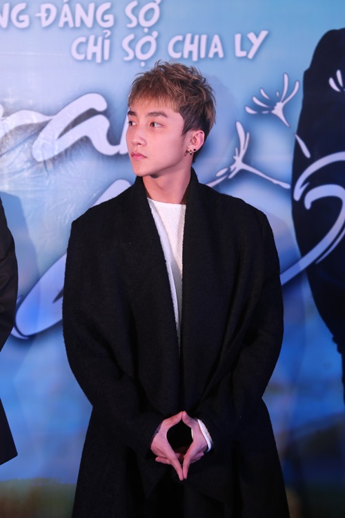 Sơn Tùng M-TP lạnh lùng đi quảng bá phim - 1