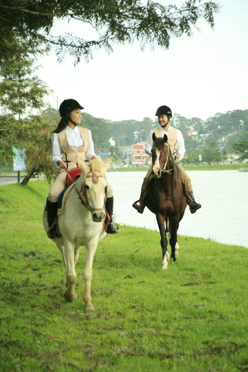 Chồng Nhật Kim Anh mặc váy cầu hôn vợ - 2