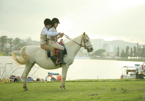 Chồng Nhật Kim Anh mặc váy cầu hôn vợ - 3