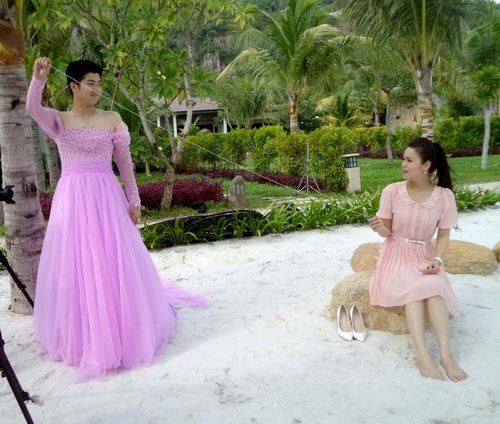 Chồng Nhật Kim Anh mặc váy cầu hôn vợ - 10