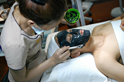 Đàn ông cũng đua nhau đi làm đẹp đón tết - 1