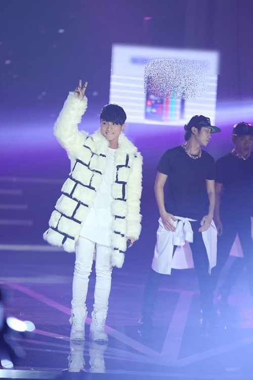 Những bộ cánh thách đố thời tiết của Sơn Tùng M-TP - 4