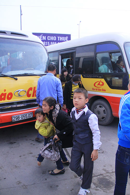 Trẻ nhỏ vật vã theo bố mẹ về quê nghỉ tết Dương lịch - 2
