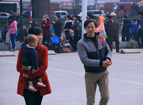 Trẻ nhỏ vật vã theo bố mẹ về quê nghỉ tết Dương lịch - 7