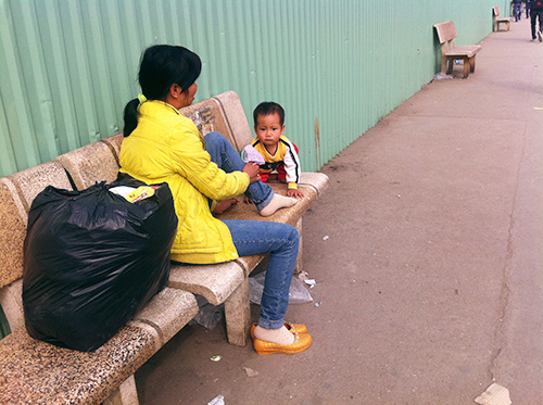 Trẻ nhỏ vật vã theo bố mẹ về quê nghỉ tết Dương lịch - 9