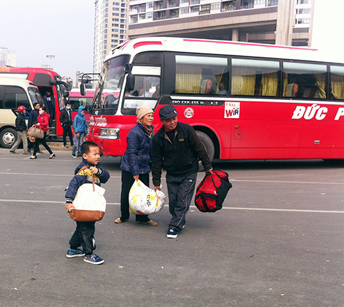 Trẻ nhỏ vật vã theo bố mẹ về quê nghỉ tết Dương lịch - 4