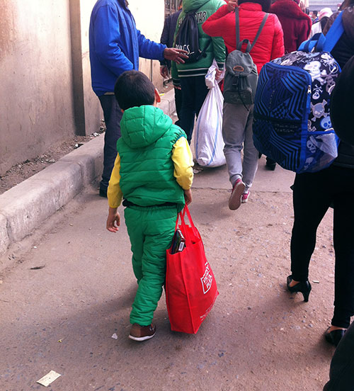 Trẻ nhỏ vật vã theo bố mẹ về quê nghỉ tết Dương lịch - 5