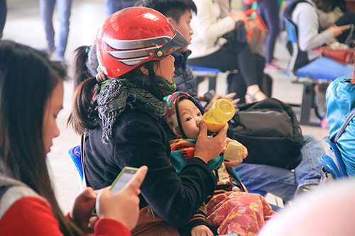 Trẻ nhỏ vật vã theo bố mẹ về quê nghỉ tết Dương lịch - 6