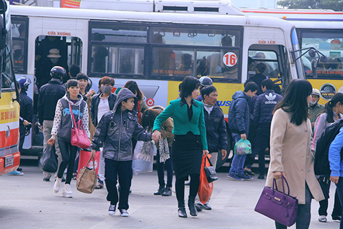 Trẻ nhỏ vật vã theo bố mẹ về quê nghỉ tết Dương lịch - 12