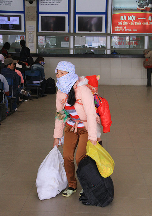 Trẻ nhỏ vật vã theo bố mẹ về quê nghỉ tết Dương lịch - 10
